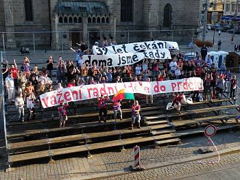 protest_fanousci_viktoria_plzen_100719_denik_clanek_solo